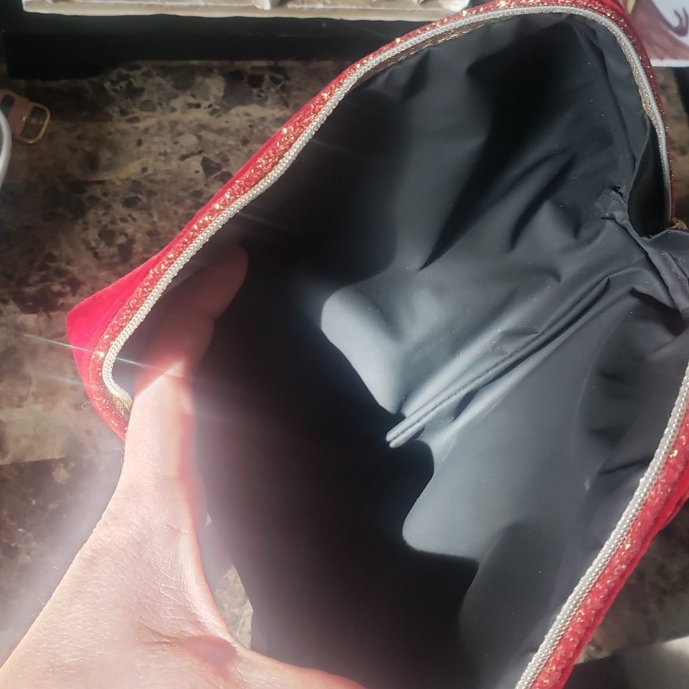 NWOT CHANEL Red Velvet makeup bag - Picture 6 of 9